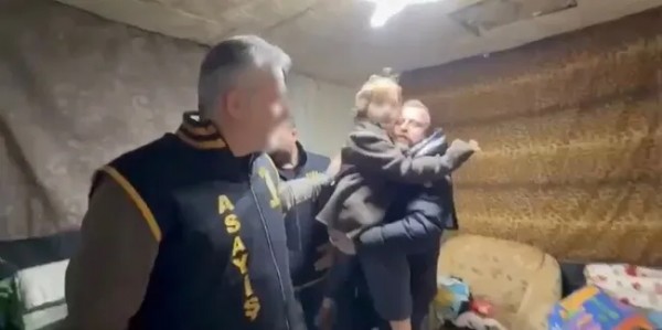 'Nazar Benim Çocuğum Geri İstiyorum' Harabe Evde Çöp Yığınları Arasında Bulunmuştu